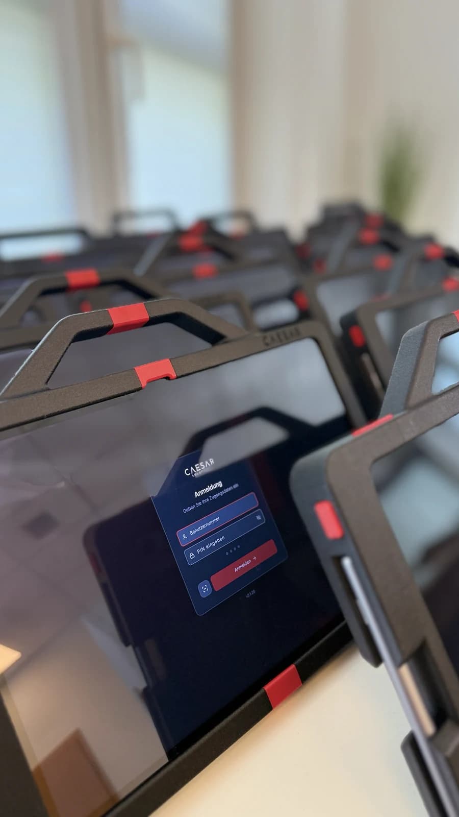Mehrere Lorica-Tablets mit Caesar-Login, bereit für den Werkstatt-Einsatz