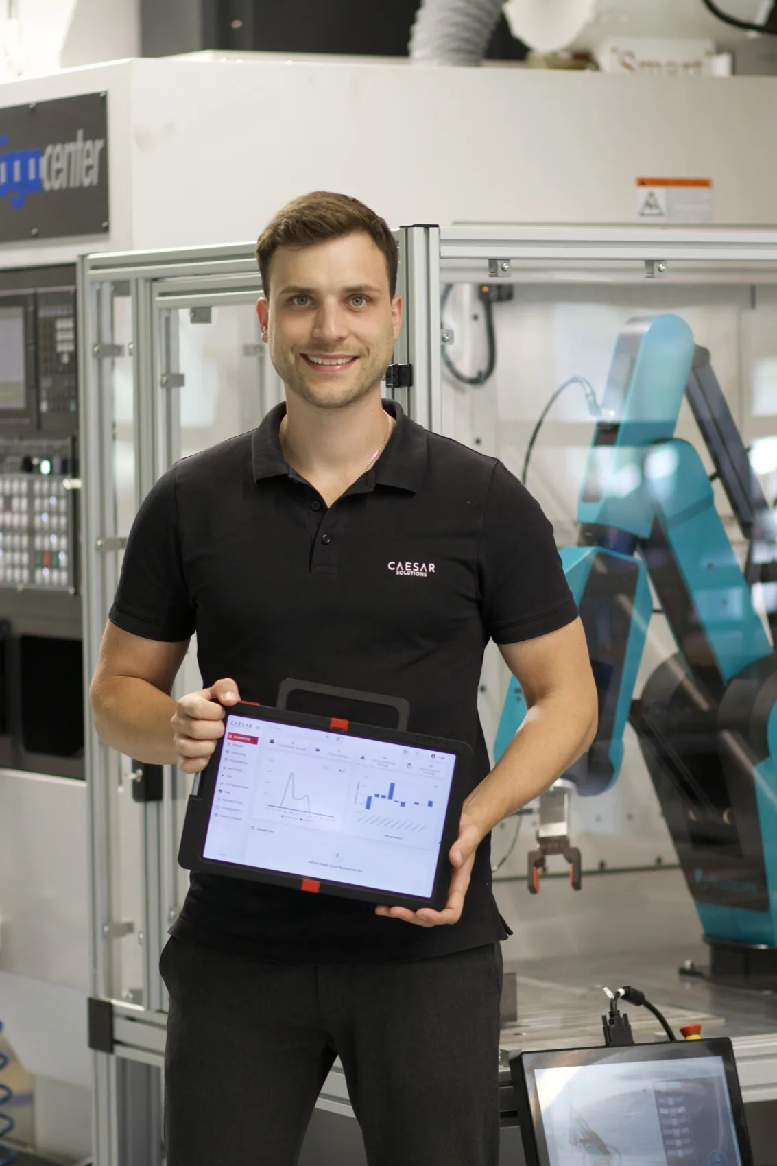 Mitarbeiter von Caesar Solutions mit Lorica-Tablet im Werk