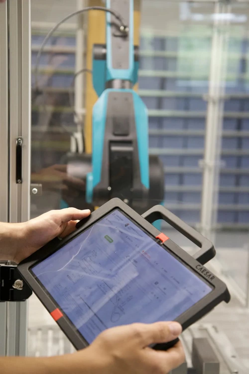 Caesar auf dem Lorica-Tablet vor einer Roboterzelle