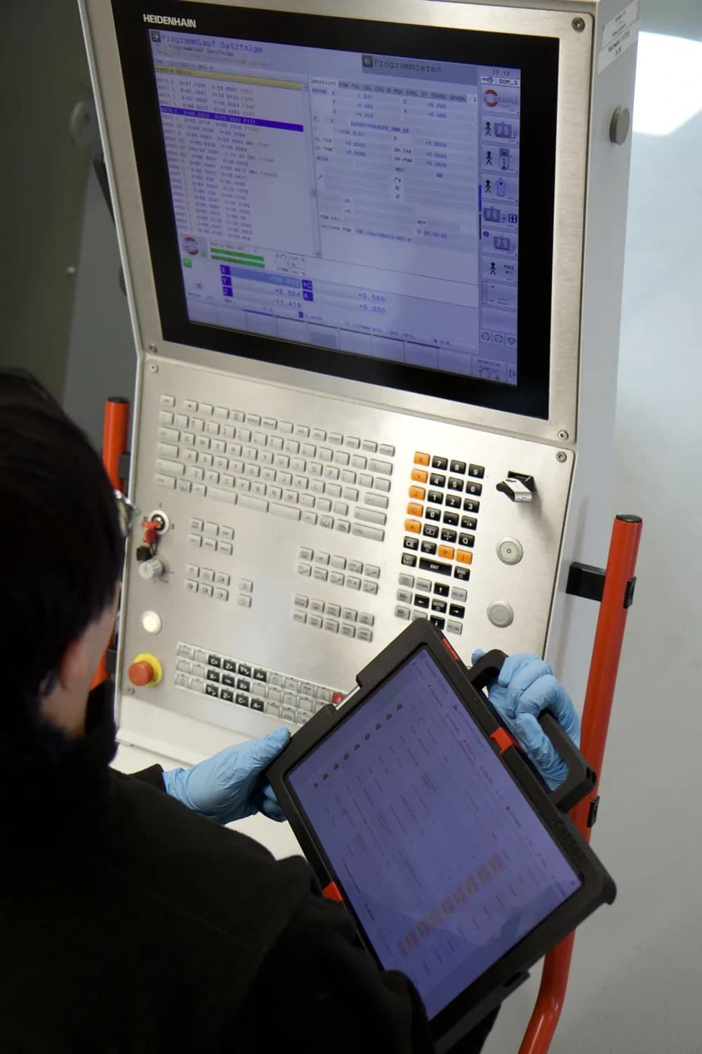 Caesar-Tablet neben der CNC-Steuerung