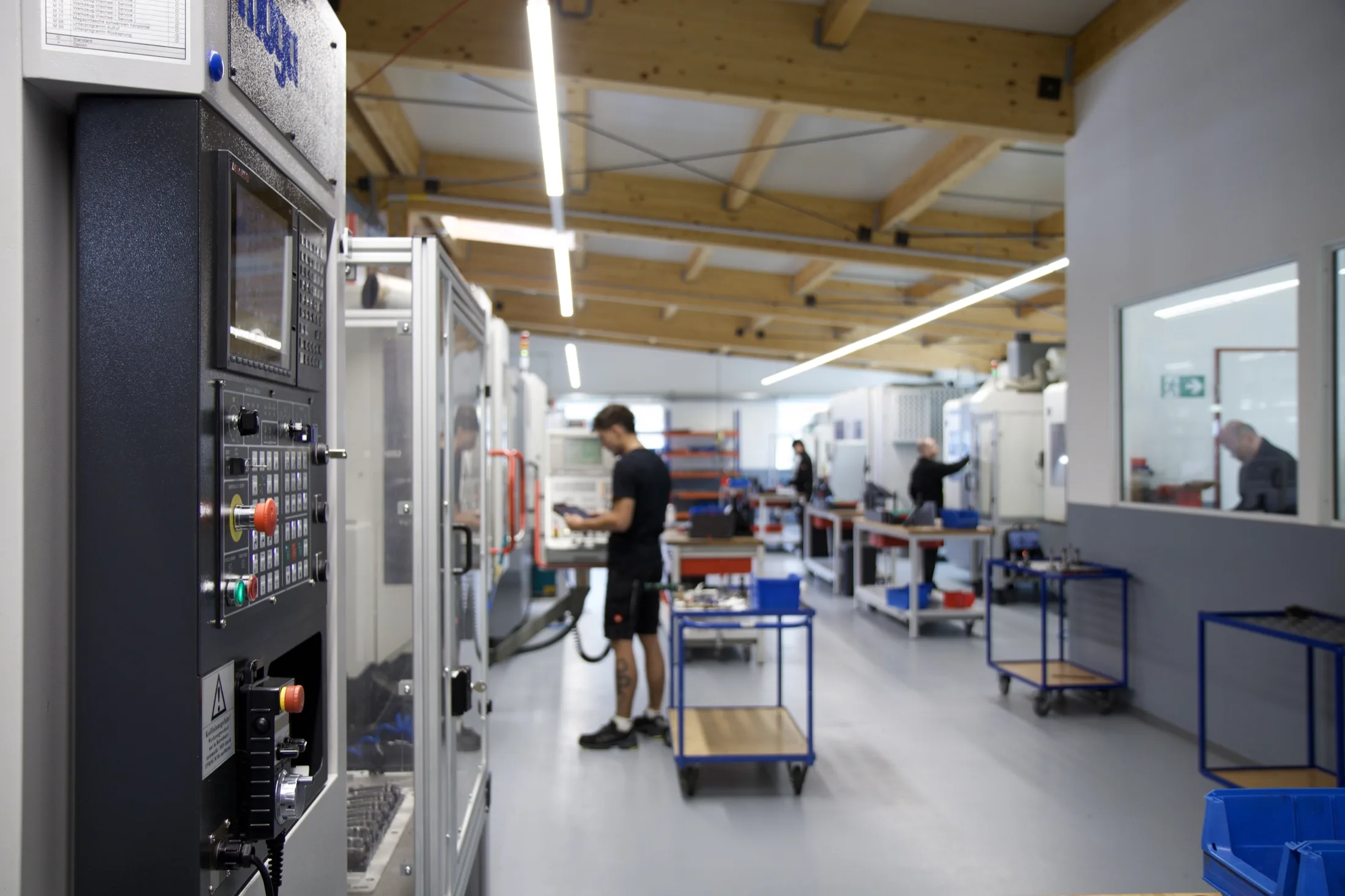 Werkshalle von Efinger-Instruments im Schichtbetrieb